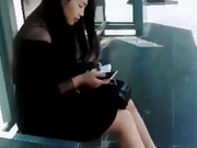 深圳上班的气质漂亮打工妹等公交车时被专搞美女的老外搭讪套路后带回家啪啪,看表情是受不了那么大的鸡鸡